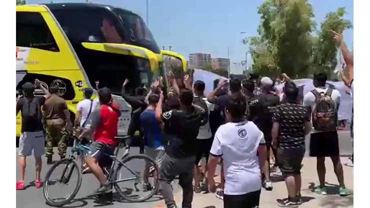 Los hinchas buscan maneras de hacer sentir su apoyo