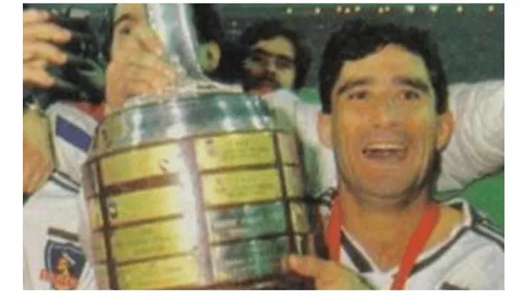 Rubén Espinoza levantando la Copa Libertadores de 1991.