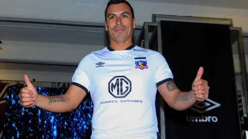 Esteban Paredes luciendo la camiseta de Colo Colo que cambiará por completo: sale Umbro y entra Adidas y Pilsen del Sur reemplaza a MG Motors en 2021.