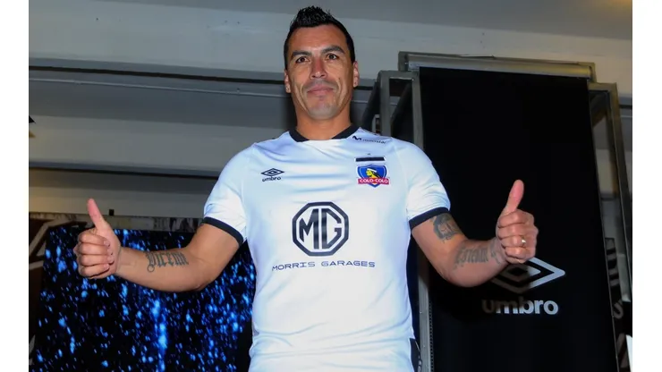 Esteban Paredes luciendo la camiseta de Colo Colo que cambiará por completo: sale Umbro y entra Adidas y Pilsen del Sur reemplaza a MG Motors en 2021.