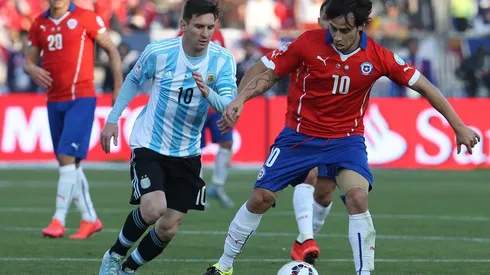 Jorge Valdivia enfrentando a Lionel Messi por la Copa América.