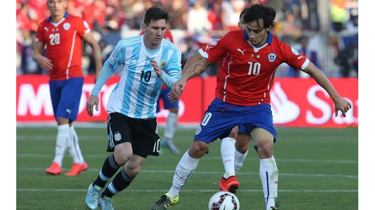 Jorge Valdivia enfrentando a Lionel Messi por la Copa América.