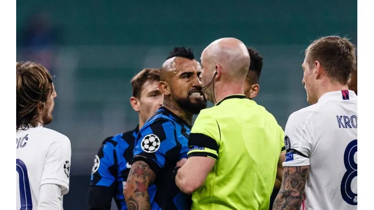 Arturo Vidal tuvo un fuerte cruce de palabras con el juez