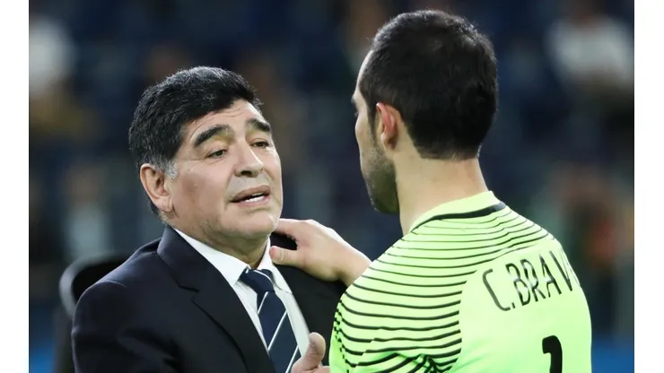 Diego Maradona junto a Claudio Bravo.