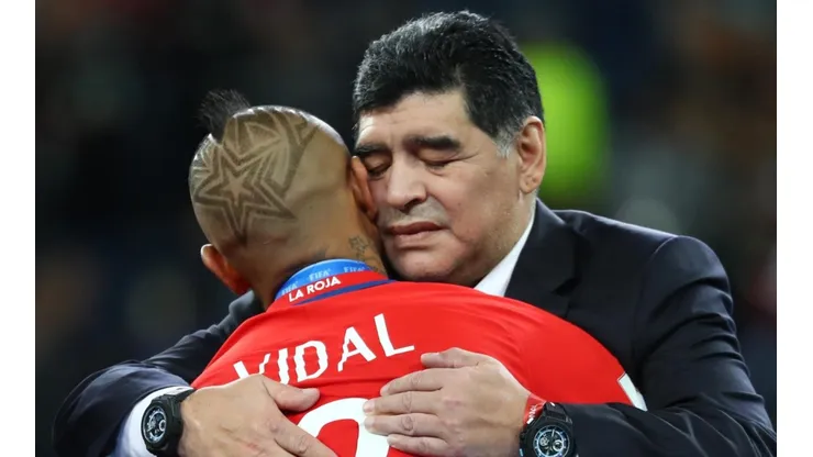 Arturo Vidal le dedicó lindas palabras a la partida de Maradona.
