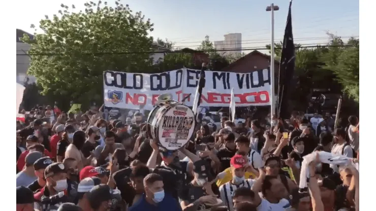 Muchos hinchas llegaron a las afueras del Estadio Monumental.