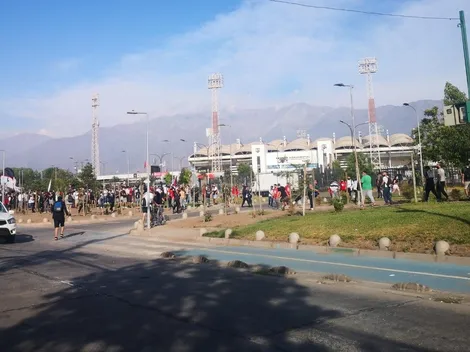 Más de mil hinchas de Colo Colo se manifiestan en el Monumental