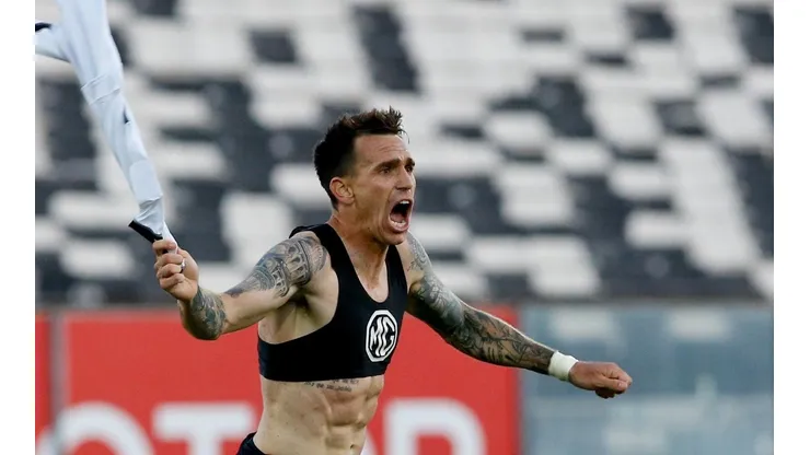 Mouche celebrando un merecido gol.