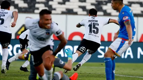 Hinchas aplauden la jugada de Parraguez