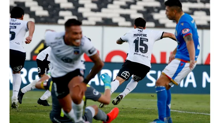 Hinchas aplauden la jugada de Parraguez