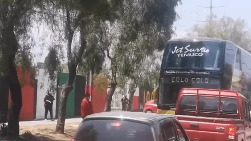 Una solitaria hincha esperó afuera del Estadio de La Cisterna para encarar a los jugadores.
