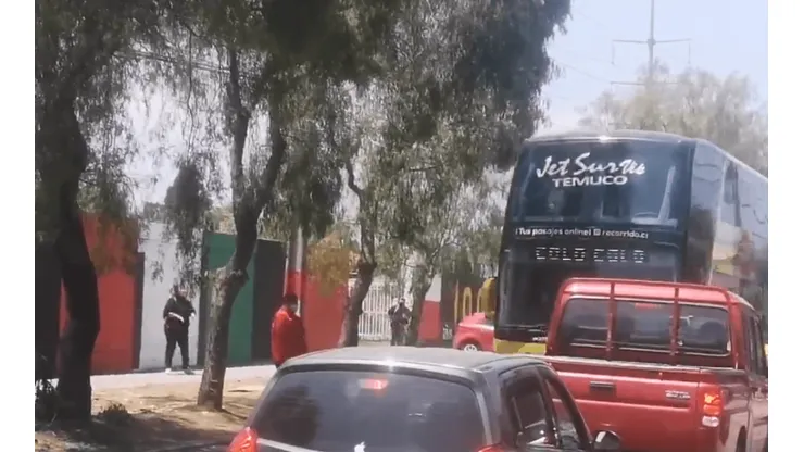 Una solitaria hincha esperó afuera del Estadio de La Cisterna para encarar a los jugadores.
