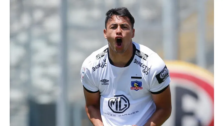 Iván Morales celebrando con todo su gol.