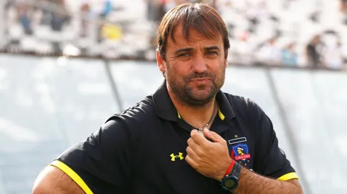 José Luis Sierra a una firma de llegar a los árabes.