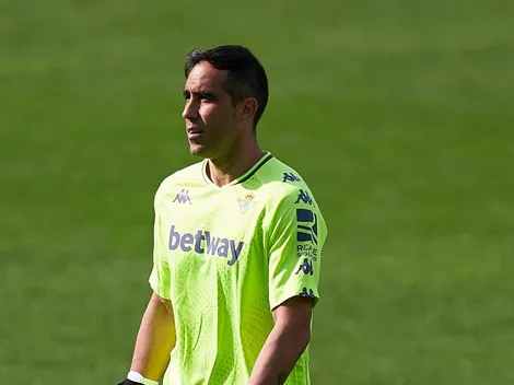 Bravo ataja un penal, pero es arrollado por el Barcelona