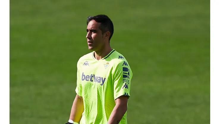 Claudio Bravo vuelve al Camp Nou como titular y después viajará a Chile para integrarse a la selección.
