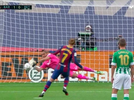 Vídeo: Claudio Bravo se luce tapando un penal a Griezmann