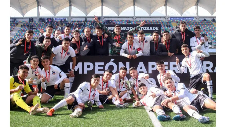 Pocos jugadores del fútbol joven de Colo Colo logran mantenerse en el primer equipo.