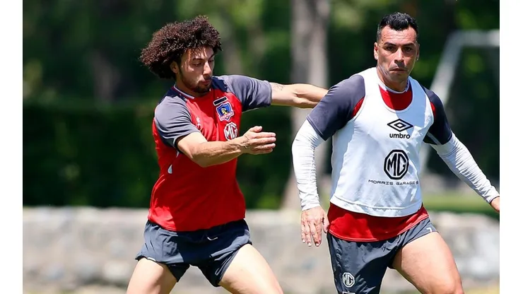 Falcón marcando a Esteban Paredes en el último entrenamiento.