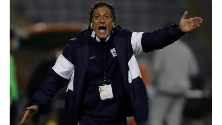 Echaron a Mario Salas en Perú