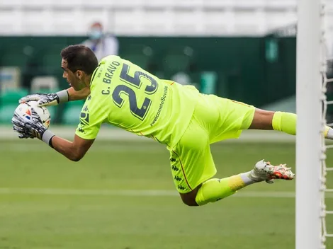 Los majestuosos tapadones de Claudio Bravo en el Real Betis