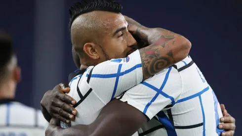 Arturo Vidal celebra junto a Lukaku la apertura de la cuenta del partido.