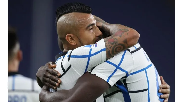 Arturo Vidal celebra junto a Lukaku la apertura de la cuenta del partido.