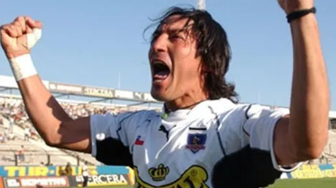 Zamorano celebrando un gol en el Estadio Monumental