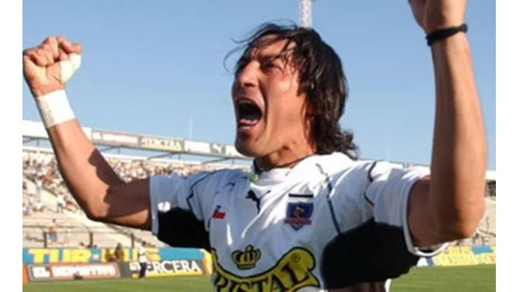 Zamorano celebrando un gol en el Estadio Monumental