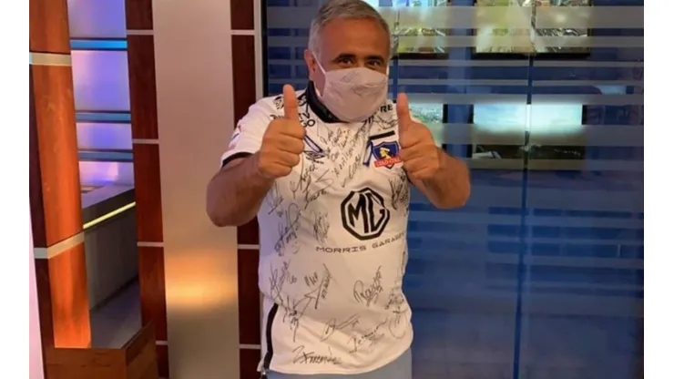 Doctor Ugarte y su camiseta colocolina