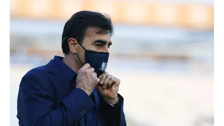 Gustavo Quinteros busca su primera victoria al mando de Colo Colo.