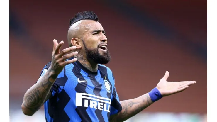 Arturo Vidal no pudo destacar en la derrota del Inter ante su archirrival.