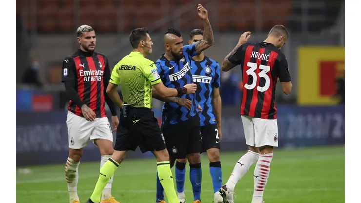 Arturo Vidal cae en el Derbi
