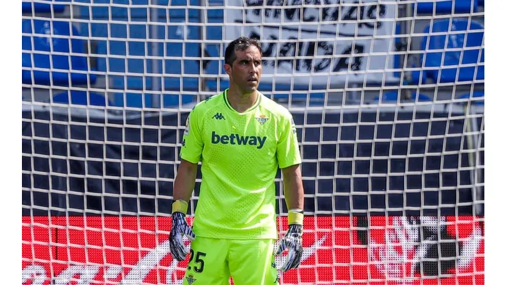 Claudio Bravo se alista para volver a la acción en España.