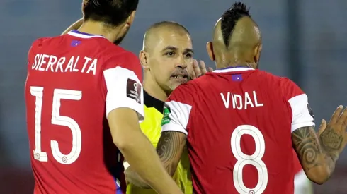 La selección chilena se vio perjudicada por el arbitraje del paraguayo Éber Aquino.