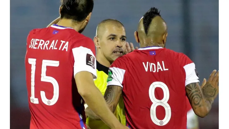 La selección chilena se vio perjudicada por el arbitraje del paraguayo Éber Aquino.