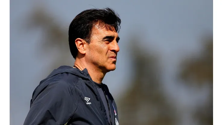 Gustavo Quinteros tendrá solo tres días de entrenamiento antes de su debut.