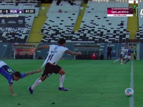 El insólito agarrón de Valenzuela a la camiseta de Bolados