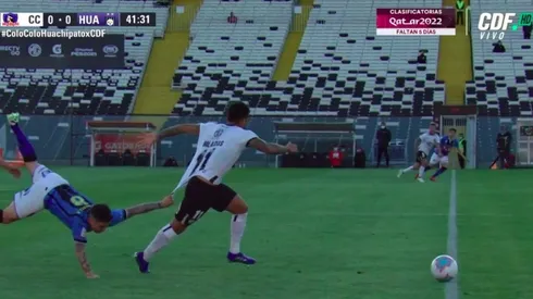 Bolados se le escapó a Valenzuela a pesar de este descarado agarrón de camiseta.