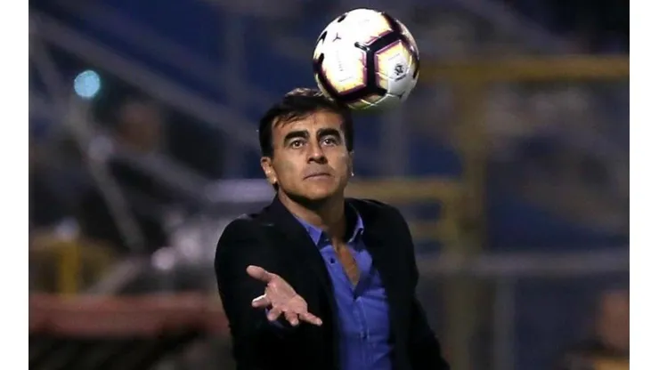 Gustavo Quinteros ya está en Santiago
