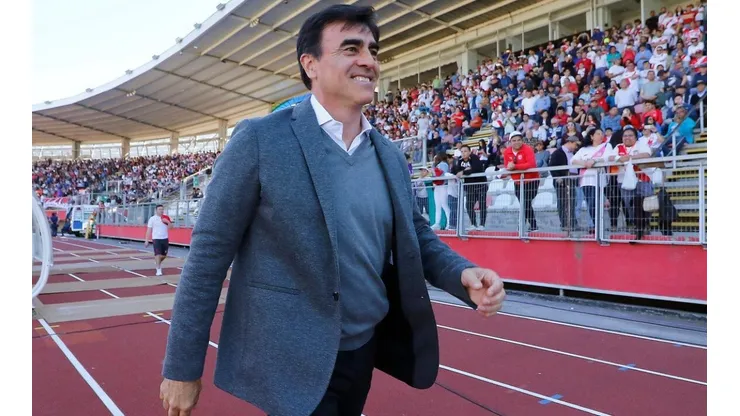Gustavo Quinteros viaja a Chile en auto