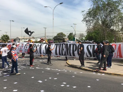 Hinchas llegan al Monumental para despedir al equipo antes de Peñarol
