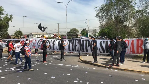 Los hinchas de Colo Colo llegaron en masa al Estadio Monumental.