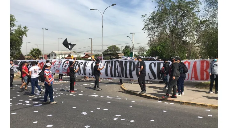 Los hinchas de Colo Colo llegaron en masa al Estadio Monumental.