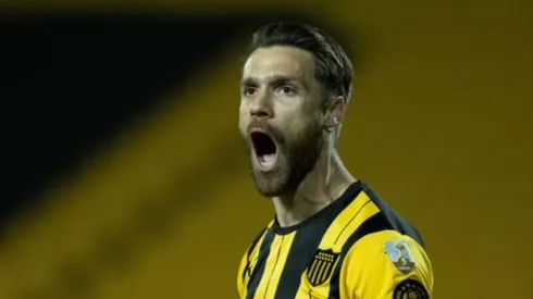 Colo Colo está sufriendo en Montevideo.