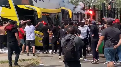 Hinchas de Colo Colo se agruparon a las afueras del Monumental para alentar al equipo.