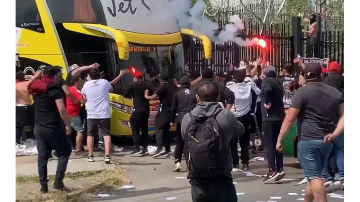Hinchas de Colo Colo se agruparon a las afueras del Monumental para alentar al equipo.