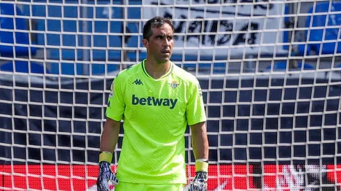 Bravo estará en observación por su dolencia en la rodilla.