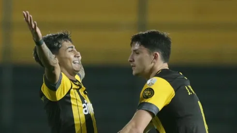 Peñarol se está imponiendo por 2 a 0 y los albos se complican la vida en la Libertadores.