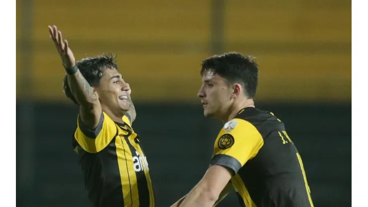Peñarol se está imponiendo por 2 a 0 y los albos se complican la vida en la Libertadores.